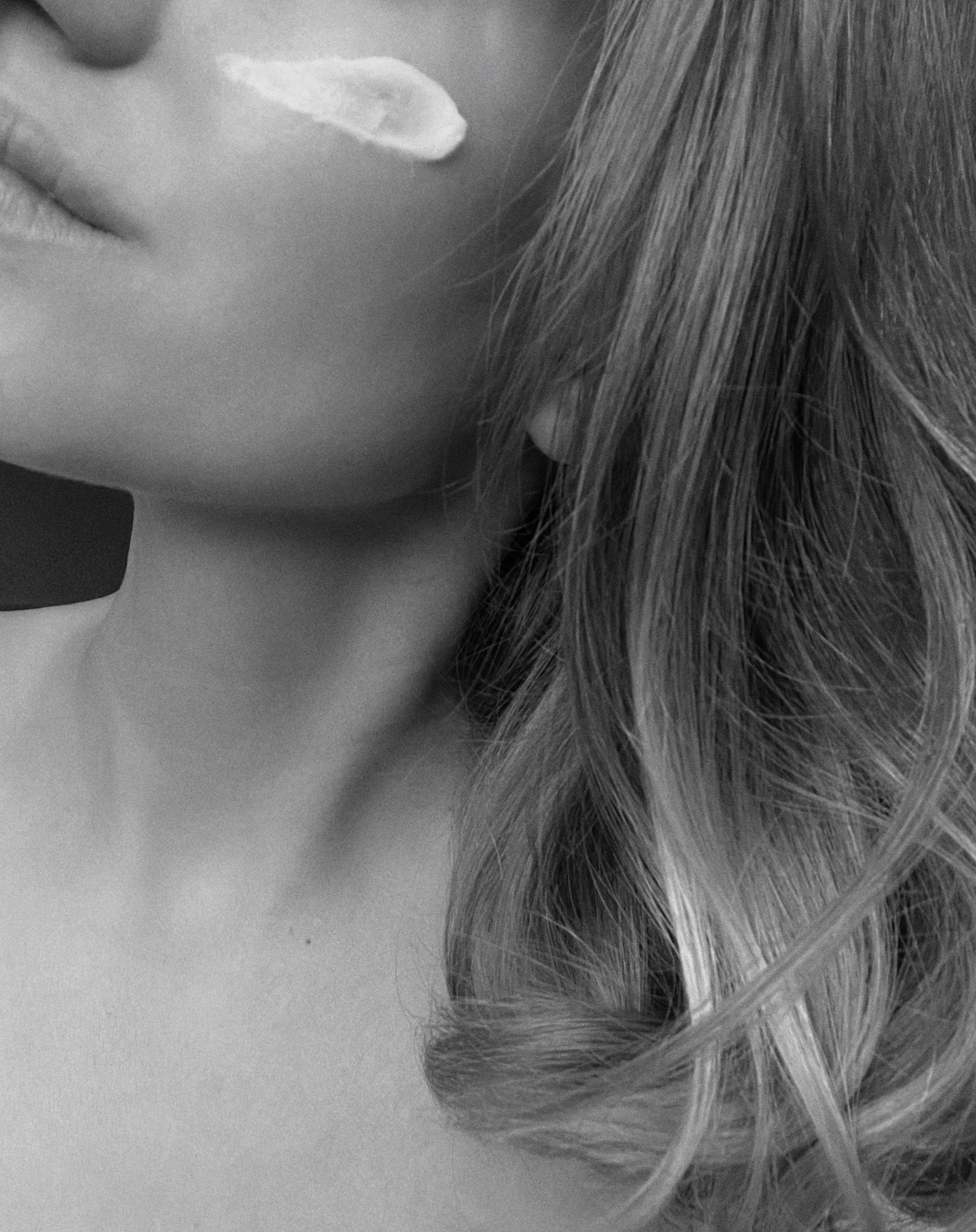 kobieca twarz z odrobina calonocnej maski nawilżajacej kire skin