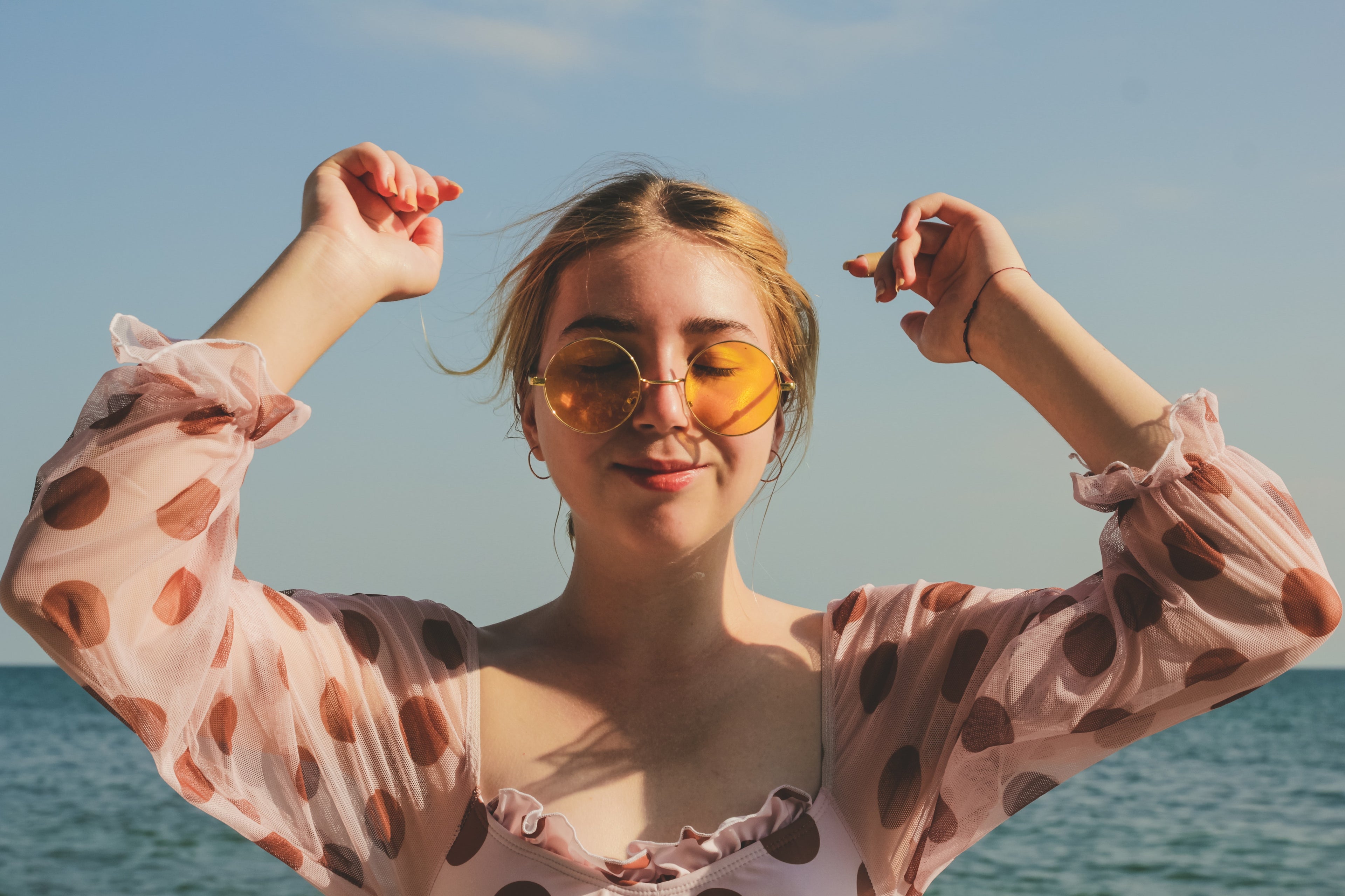 Kire Skin krem z filtrem SPF mineralnym SPF30 i SPF50, na kocu na plaży, w słoneczny dzień