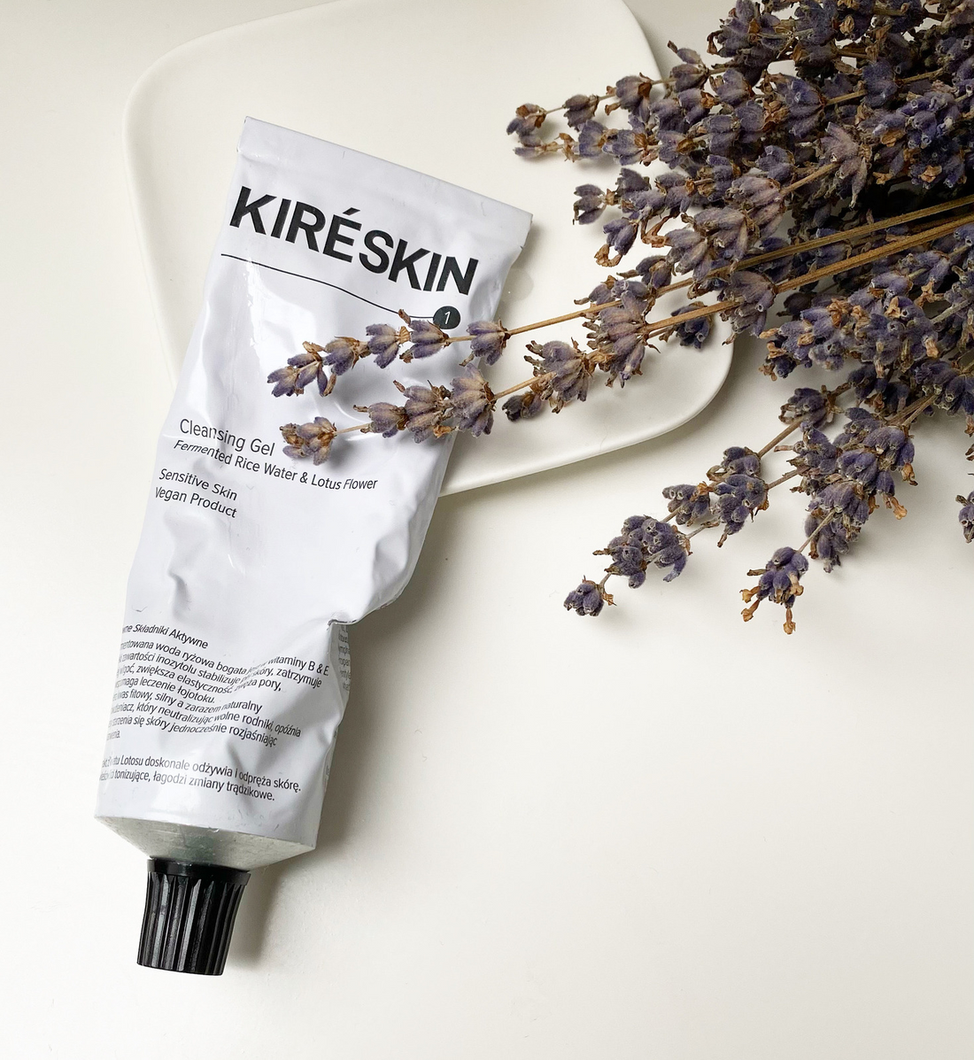 Jak pielęgnować twarz – krok po kroku. Kolejność nakładania kosmetyków.