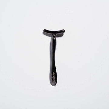 Czarna szpatułka wykonana ze stopu cynku do nabierania maski, kremu lub face scrub i masażu okolic oczu